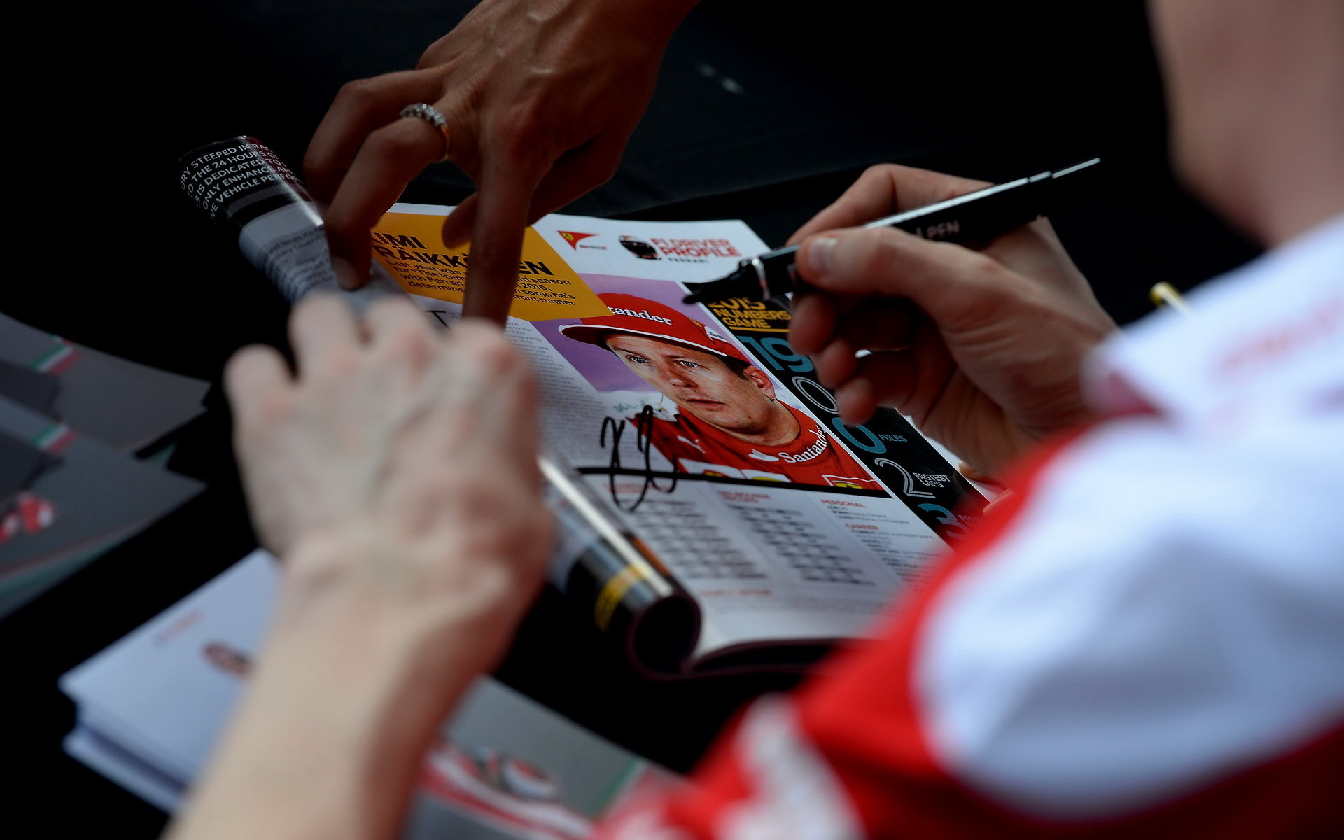 Kimi Räikkönen rozdává podpisy při autogramiádě v Melbourne