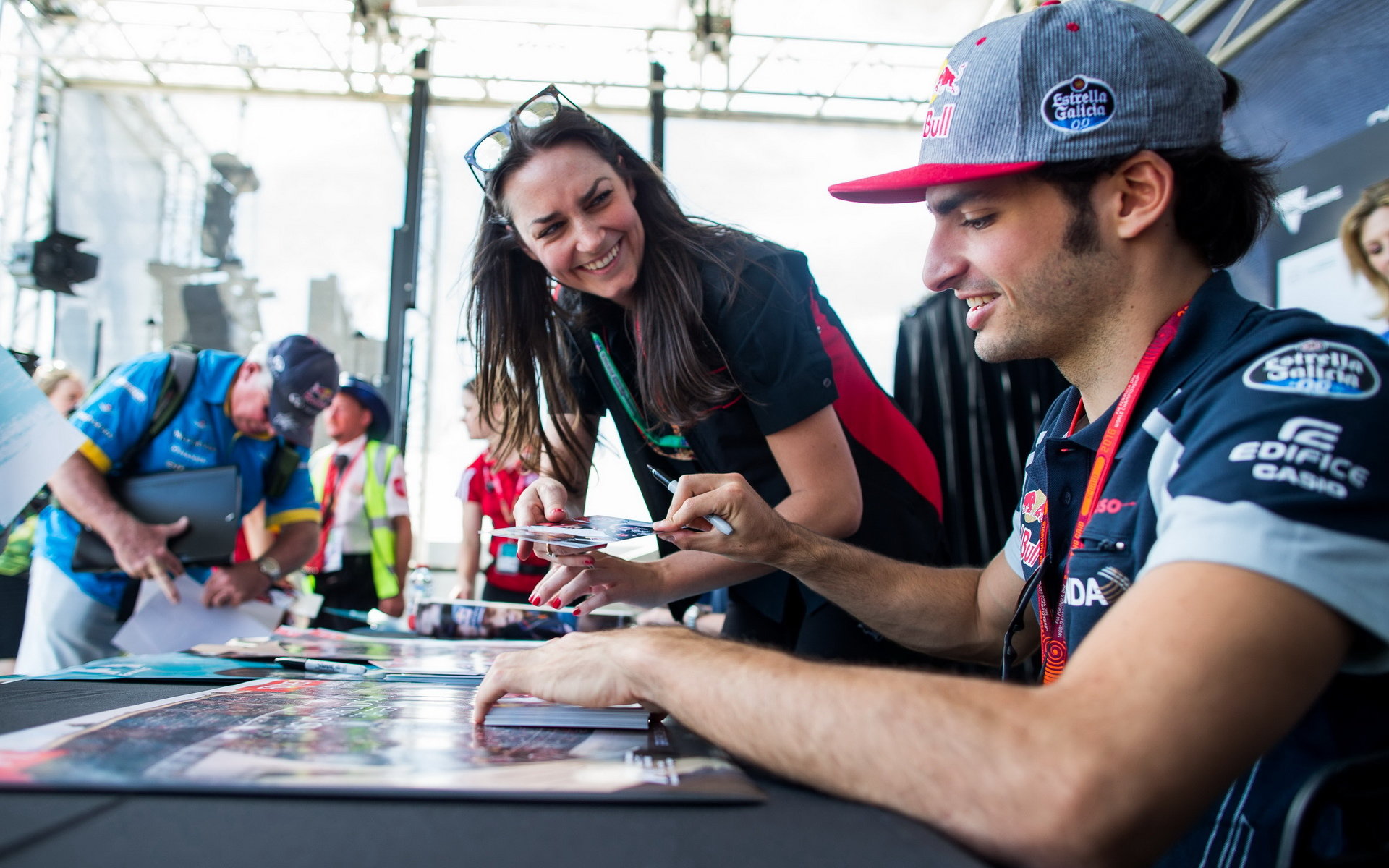 Autogramiáda týmu Toro Rosso, Carlos Sainz v Melbourne