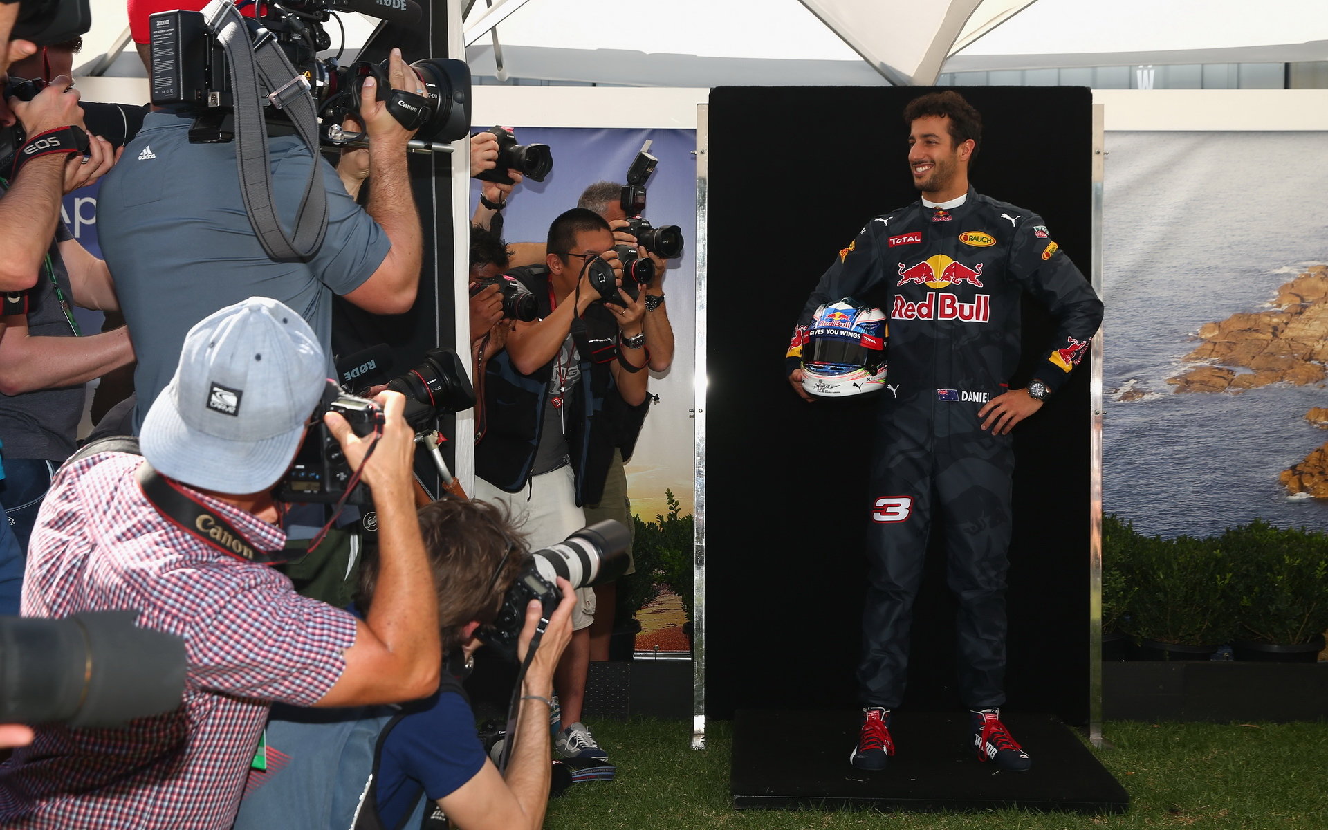 Daniel Ricciardo při focení v Melbourne