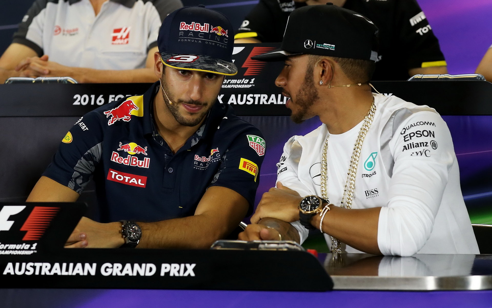 Daniel Ricciardo a Lewis Hamilton při tiskovce v Melbourne