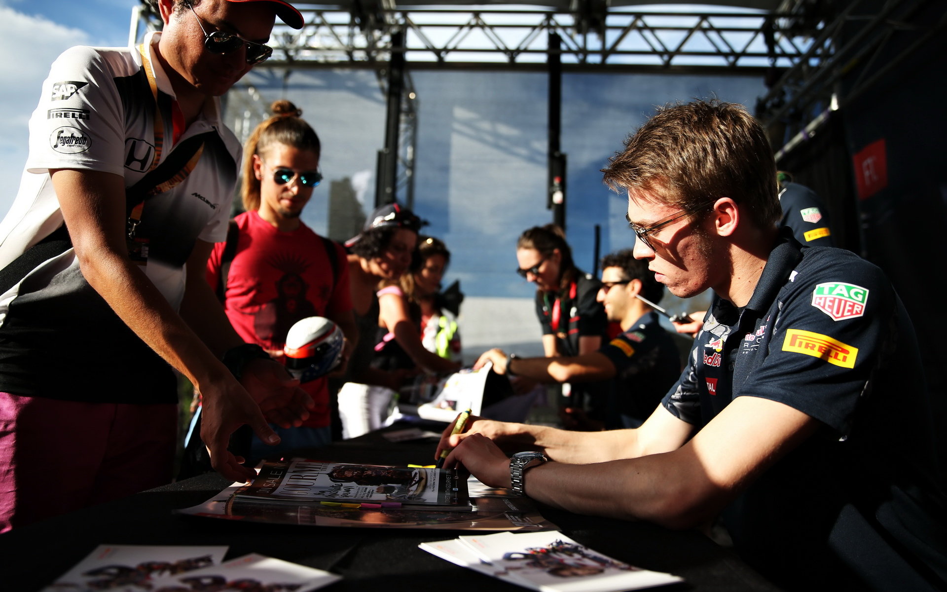 Daniil Kvjat rozdává podpisy při autogramiádě v Melbourne