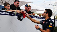 Daniel Ricciardo rozdává podpisy při autogramiádě v Melbourne