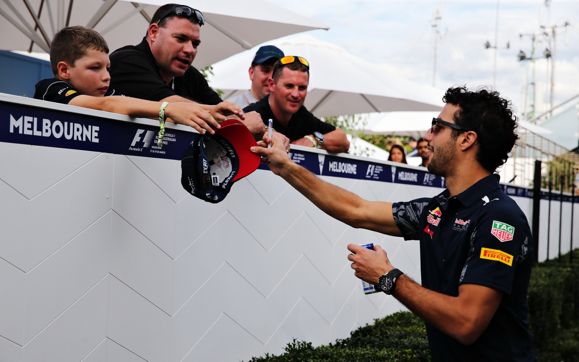 Daniel Ricciardo si nehodu kolegy Alonsa prohlédl až mnohem později
