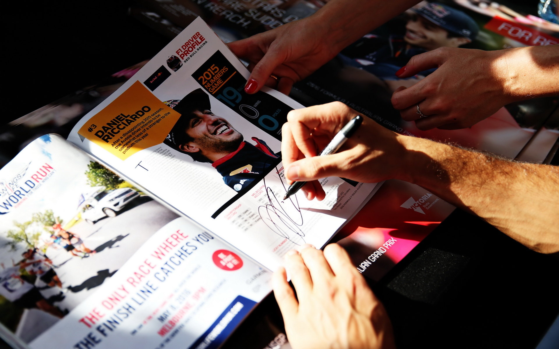 Daniel Ricciardo rozdává podpisy při autogramiádě v Melbourne
