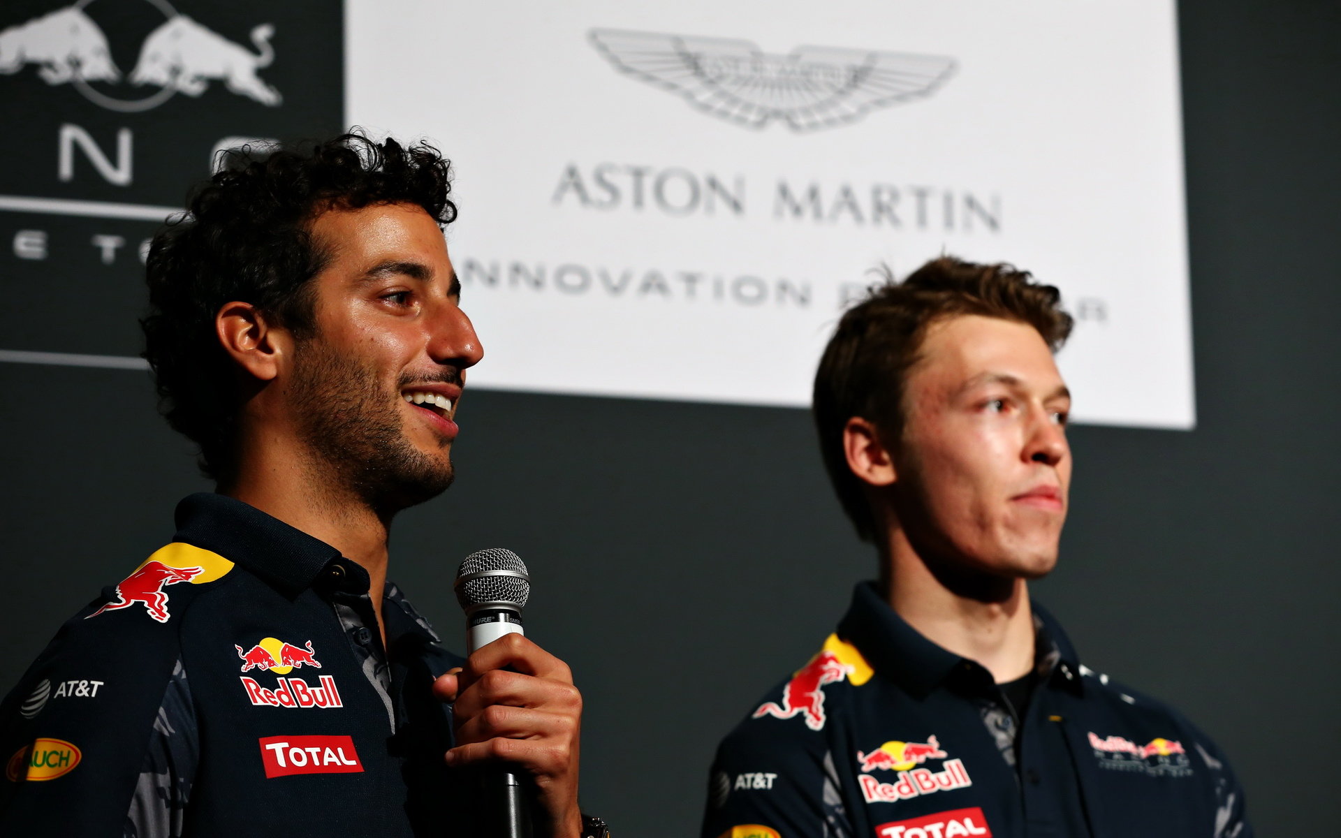 Daniel Ricciardo a Daniil Kvjat u zahájení spolupráce Red Bull a Aston Martin v Melbourne