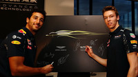 Daniel Ricciardo a Daniil Kvjat u zahájení spolupráce Red Bull a Aston Martin v Melbourne