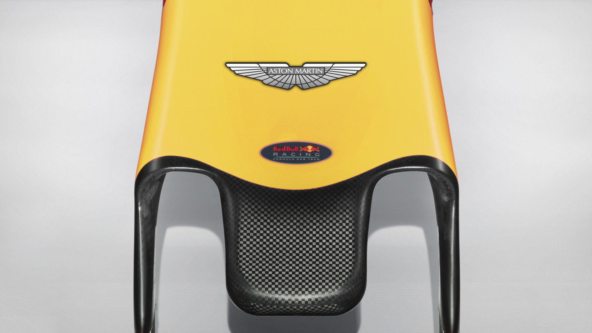 Logo Aston Martinu na nose Red Bullu RB12