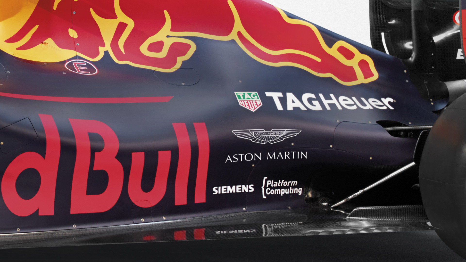 Logo Aston Martinu najdeme na boku Red Bullu
