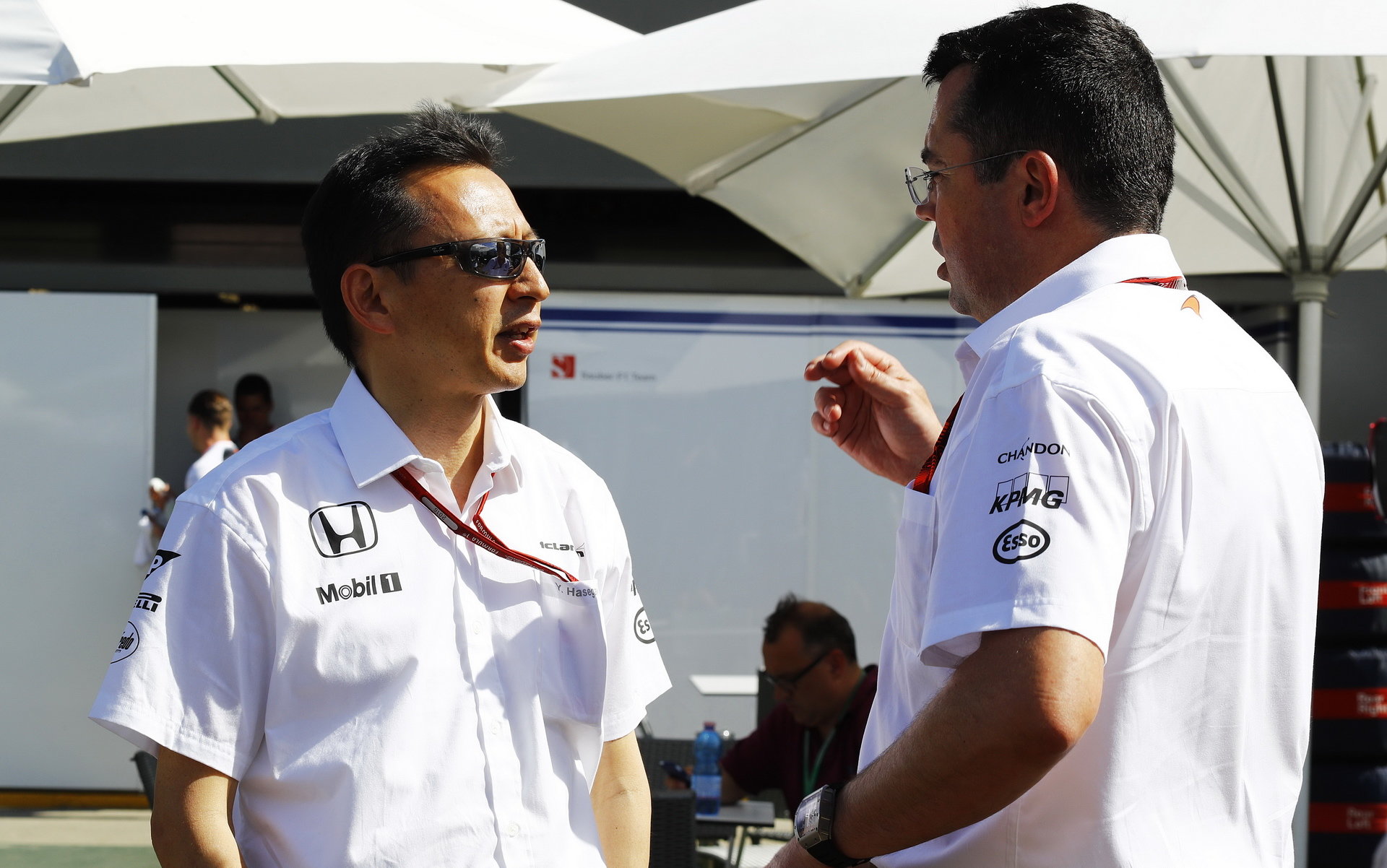 Nový sportovní ředitel Hondy Jusuke Hasegawa se závodním ředitelem McLarenu Ericem Boullierem
