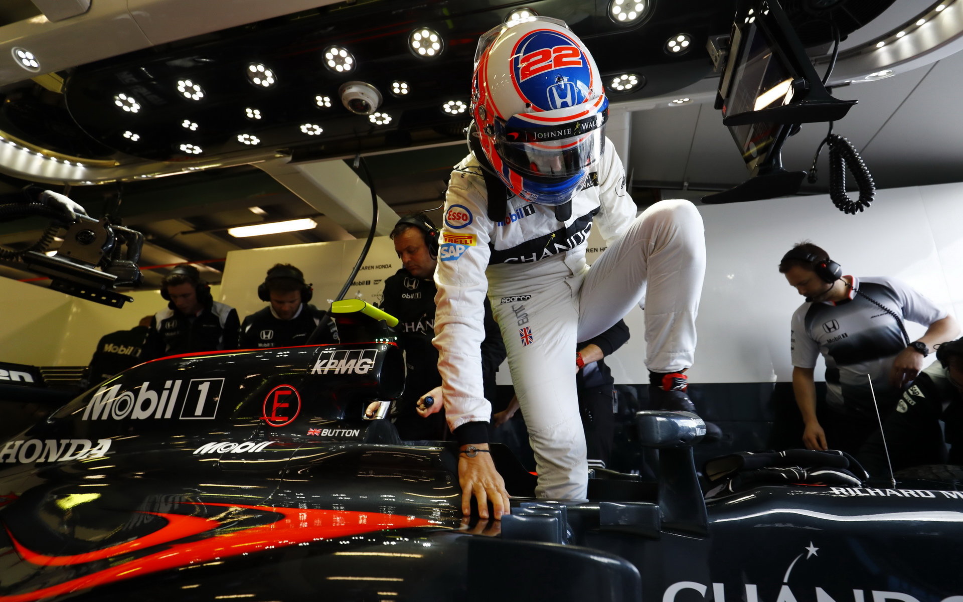 Jenson Button usedá do svého McLarenu MP4-31