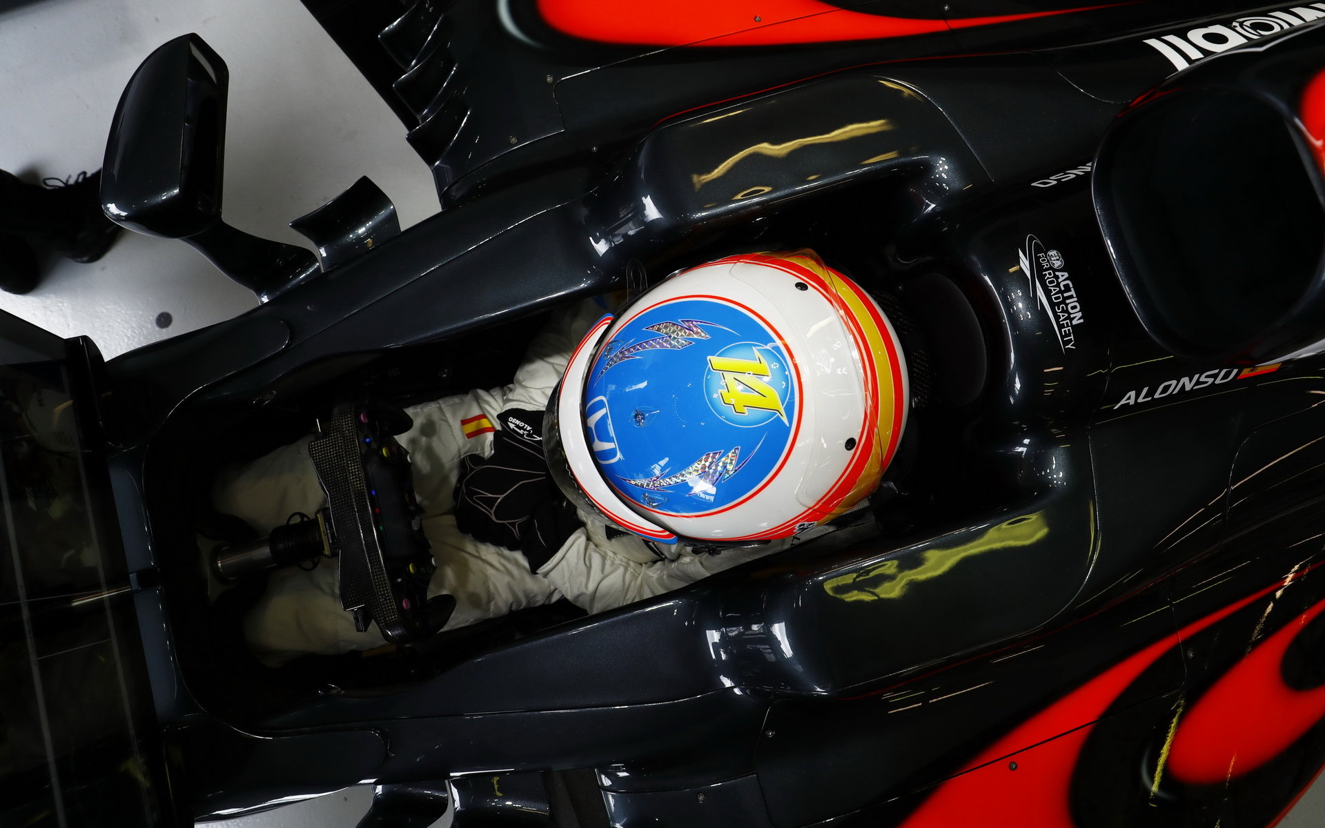 Fernando Alonso během pátečních tréninků v Austrálii, McLaren má nový menší volant