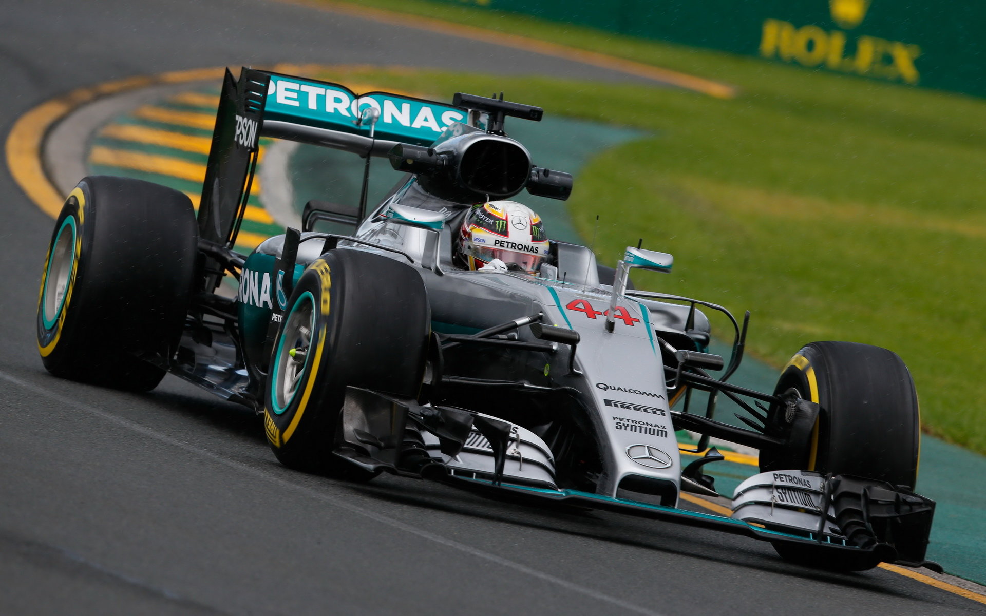 Lewis Hamilton při pátečním tréninku v Melbourne