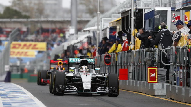 Lewis Hamilton opouští pitlane při pátečním tréninku v Melbourne