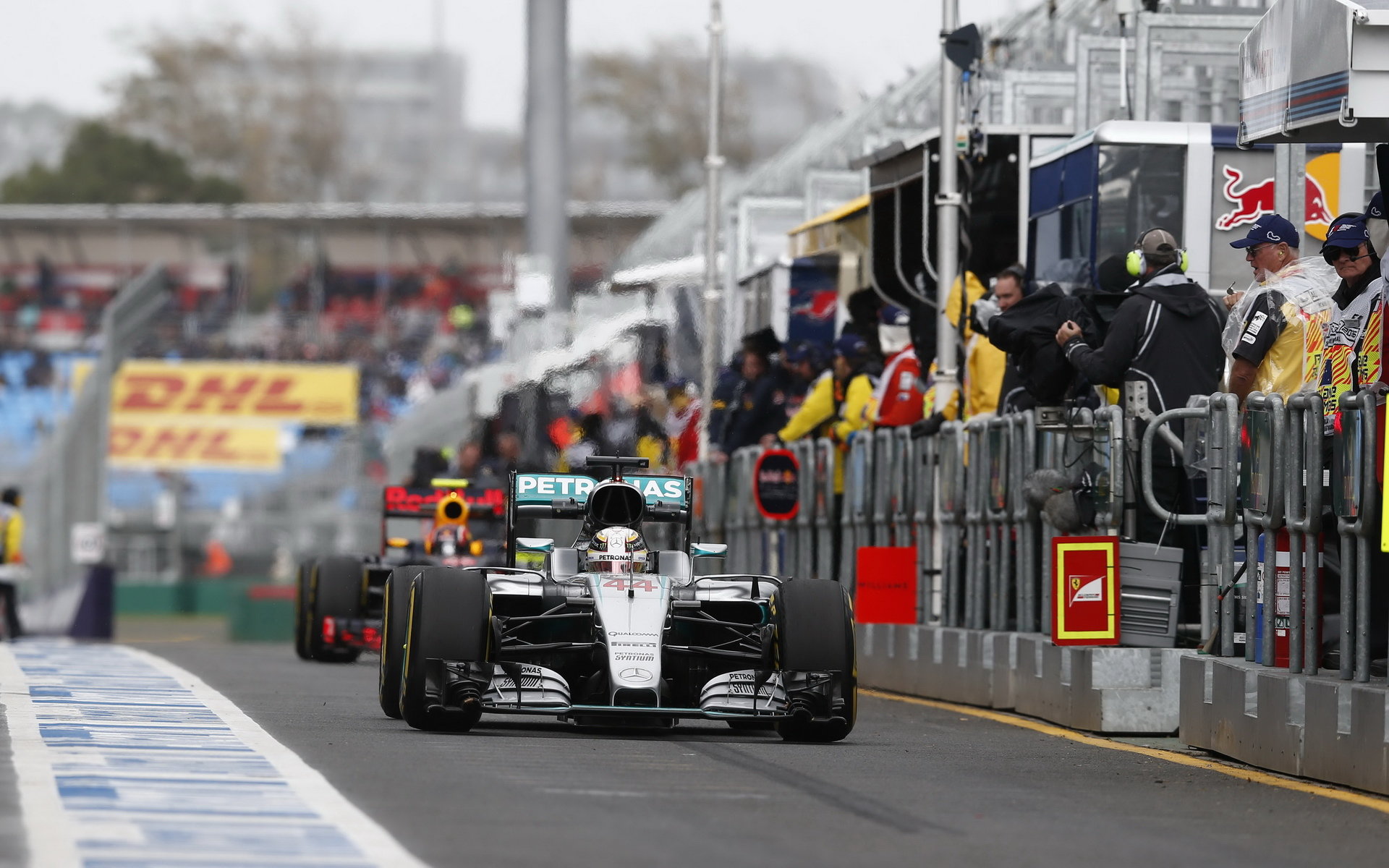 Lewis Hamilton opouští pitlane při pátečním tréninku v Melbourne