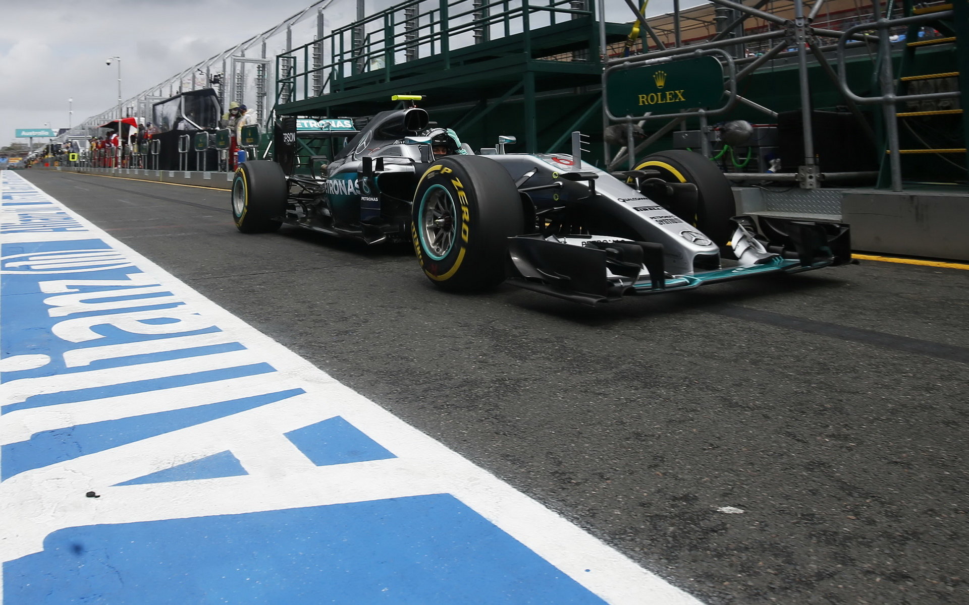 Nico Rosberg opouští pitlane při pátečním tréninku v Melbourne