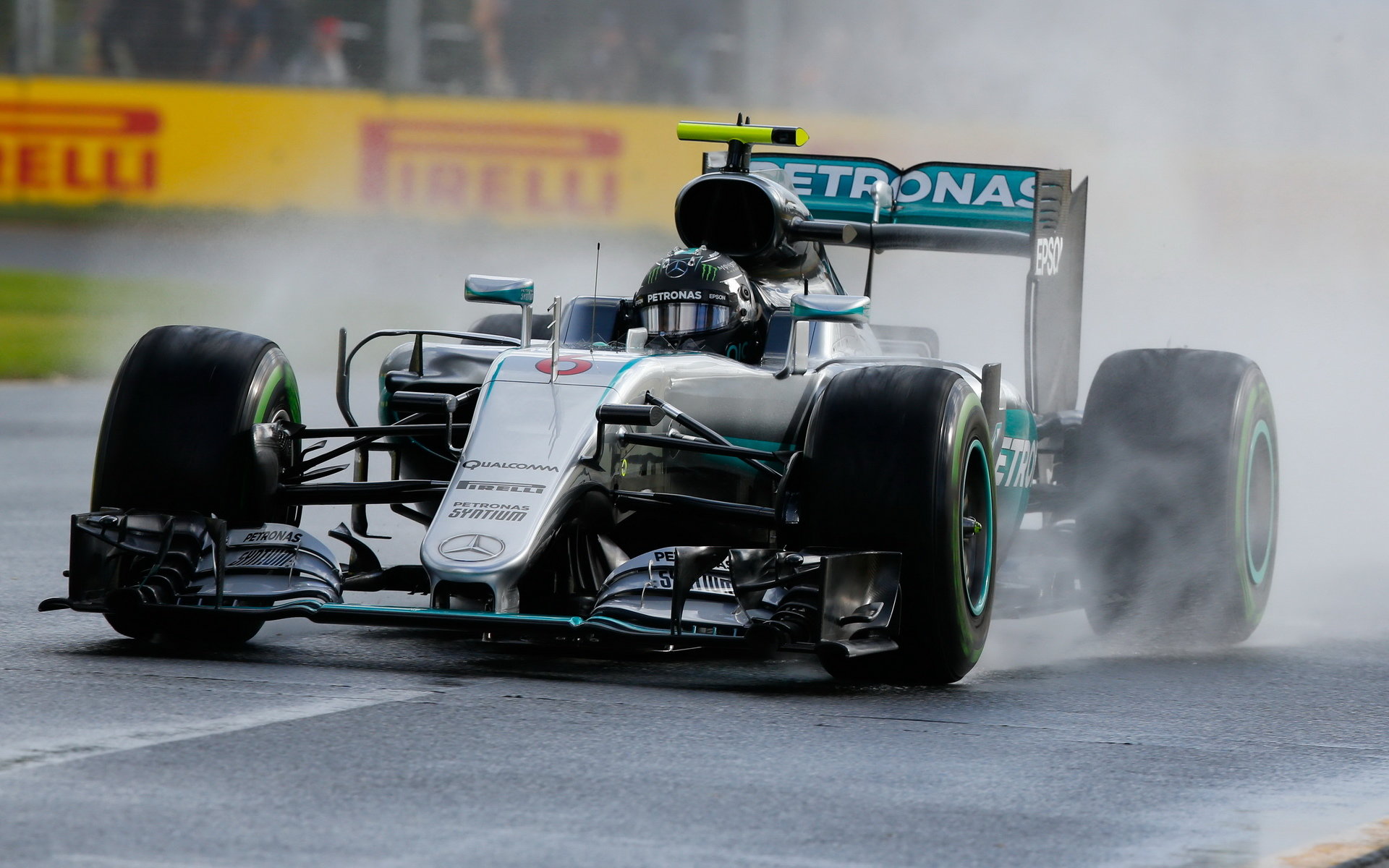 Nico Rosberg při pátečním tréninku za deště v Melbourne