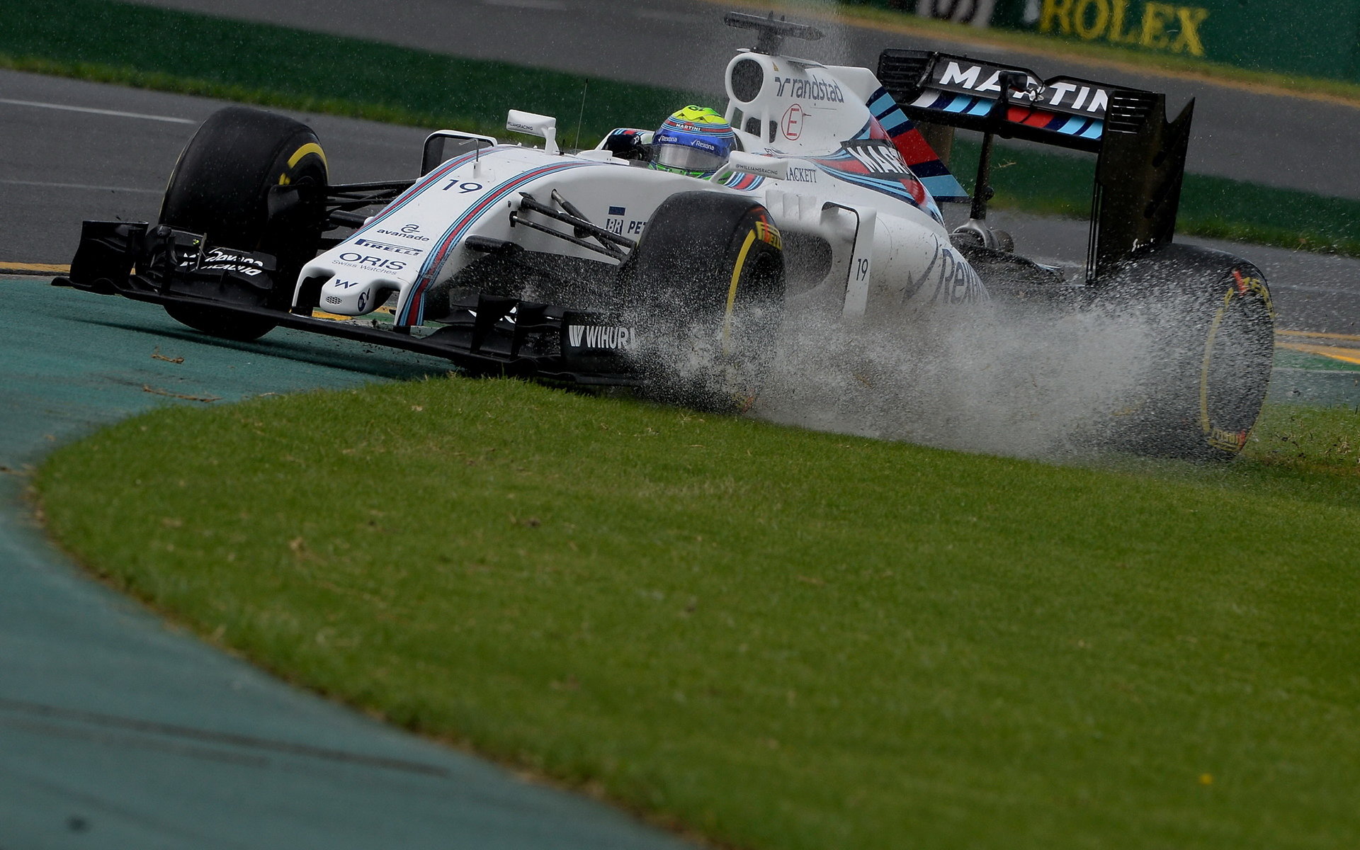 Felipe Massa při pátečním tréninku za deště v Melbourne