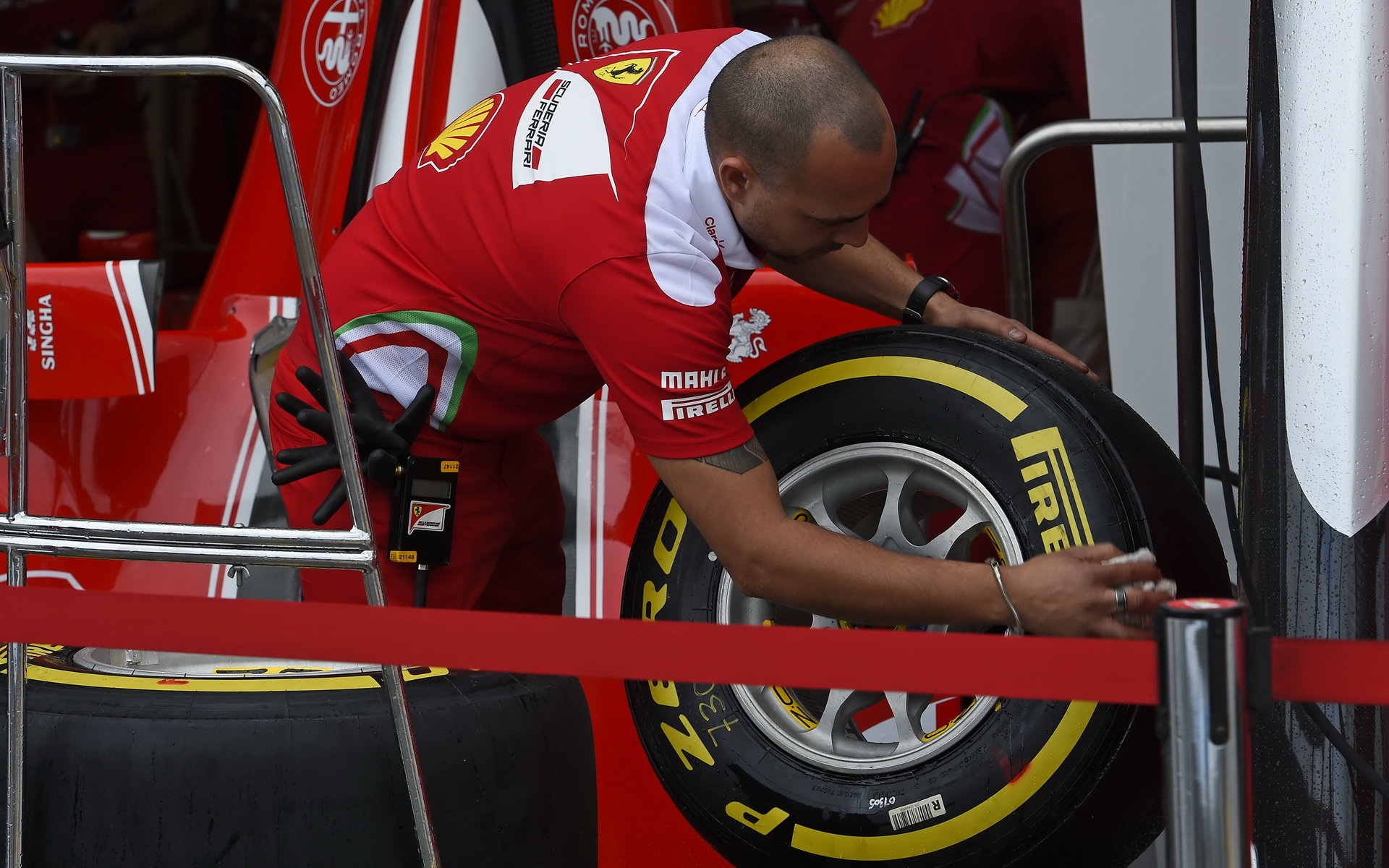 Příprava pneumatik u týmu Ferrari v Melbourne
