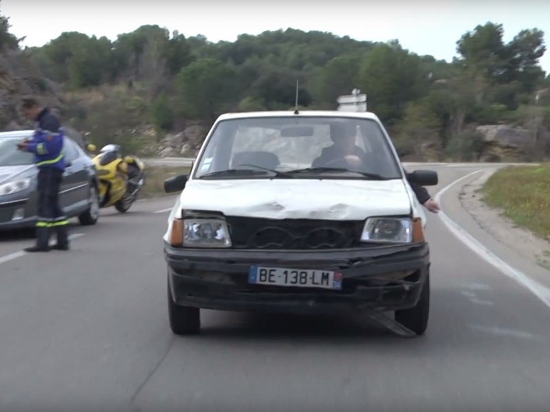 Peugeot 205 a slepec za volantem