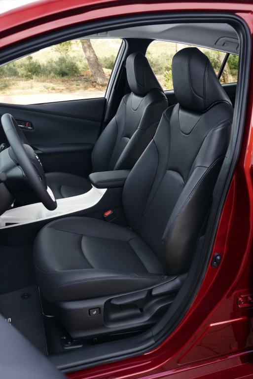 Toyota Prius přichází ve čtvrté generaci na český trh, má tři výbavy 122 koní.