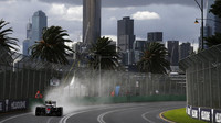Jenson Button za proměnlivých podmínek prvního tréninku v Austrálii