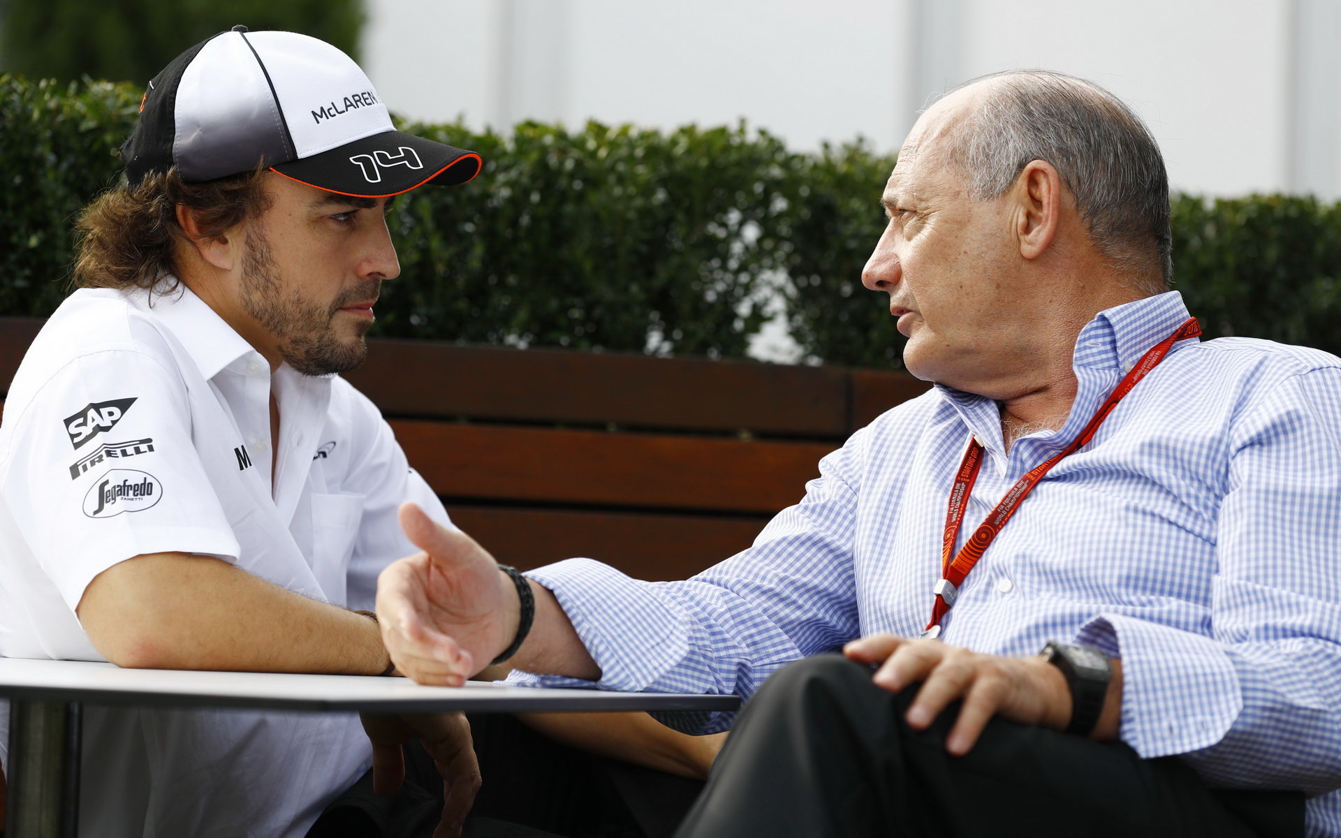 Fernando Alonso a Ron Dennis v Melbourne