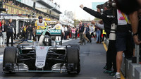 Nico Rosberg se raduje z vítězství po závodě v Melbourne