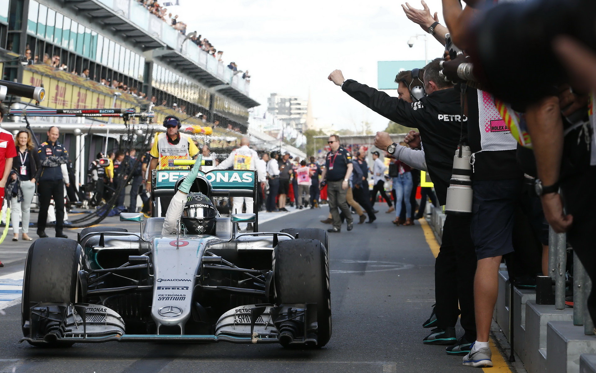 Nico Rosberg se raduje z vítězství po závodě v Melbourne