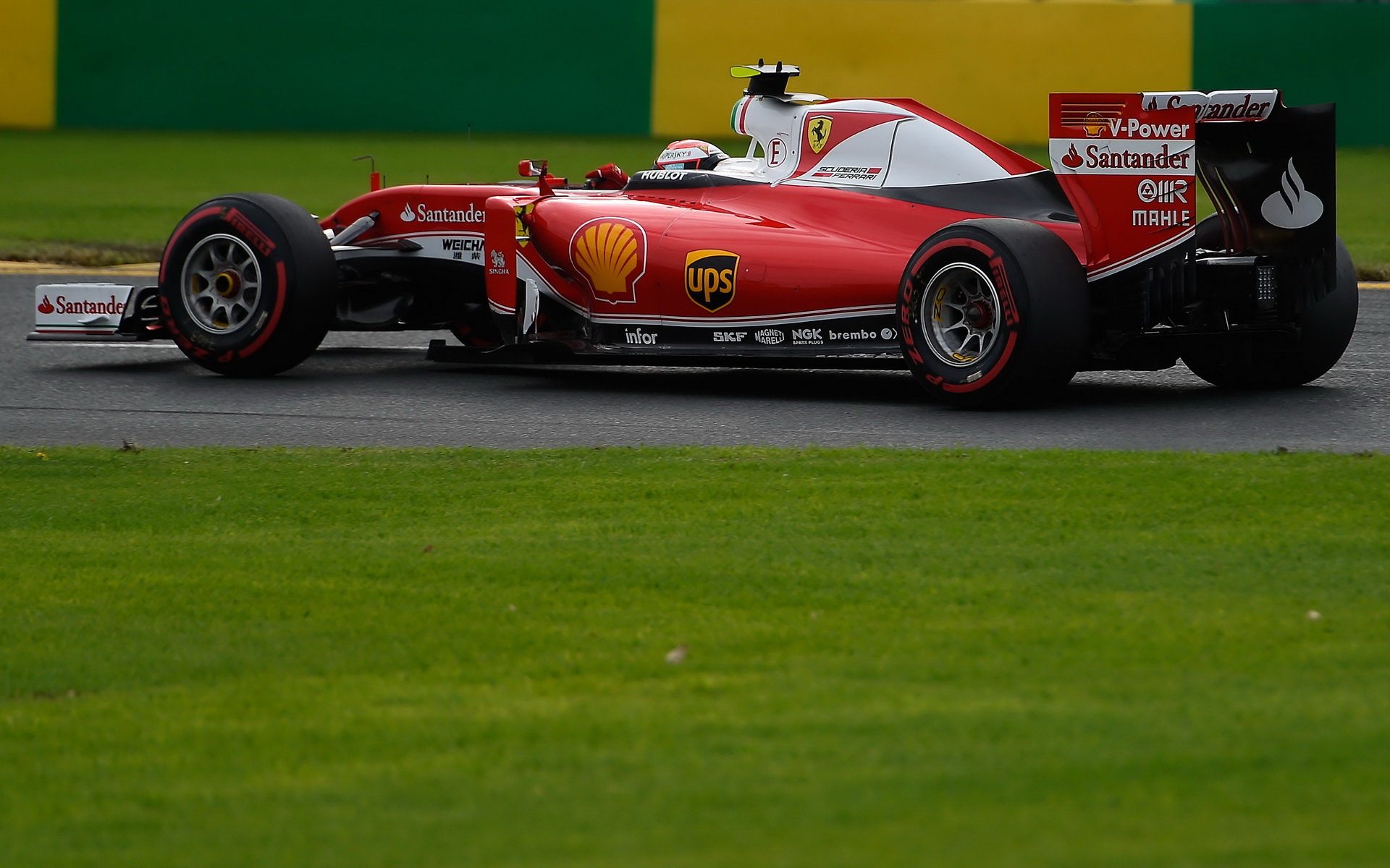 Kimi Räikkönen při sobotní kvalifikaci v Melbourne