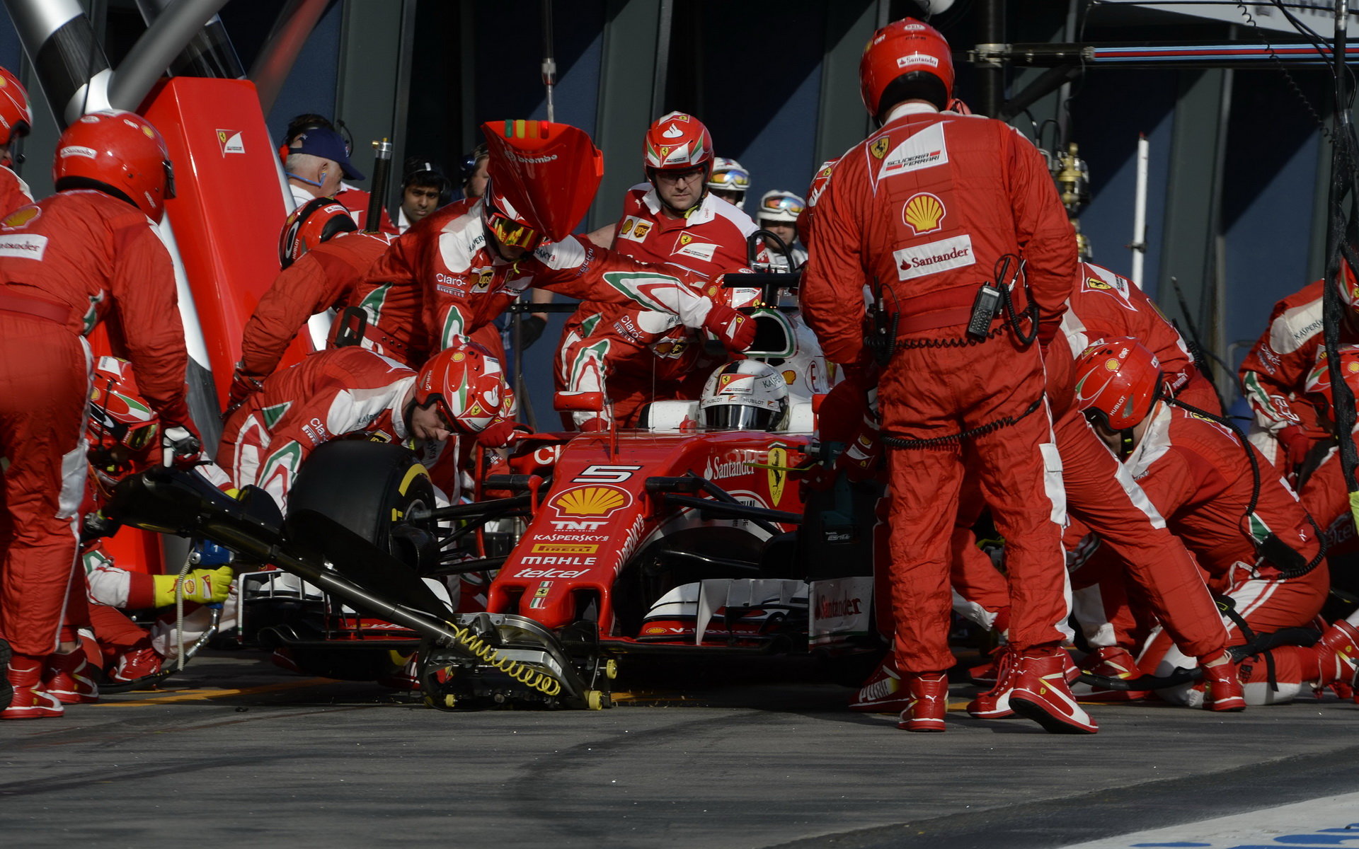 Sebastian Vettel při zastávce v boxech v Melbourne