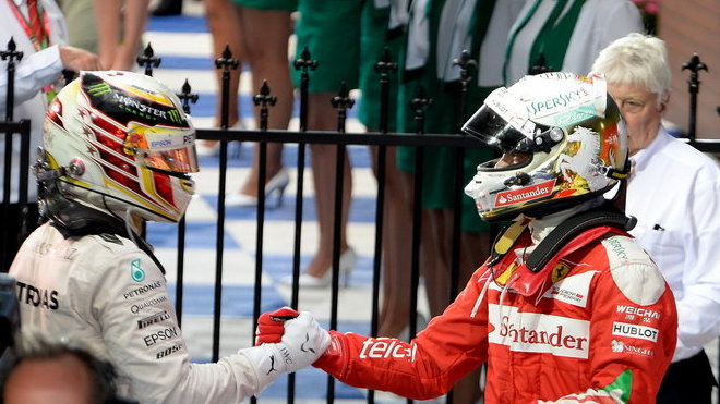 Vzájemné gratulace Lewise Hamiltona a Sebastiana Vettela po závodě v Melbourne