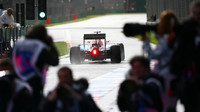 Manor vyjížýdí z pitlane při kvalifiikaci v Melbourne