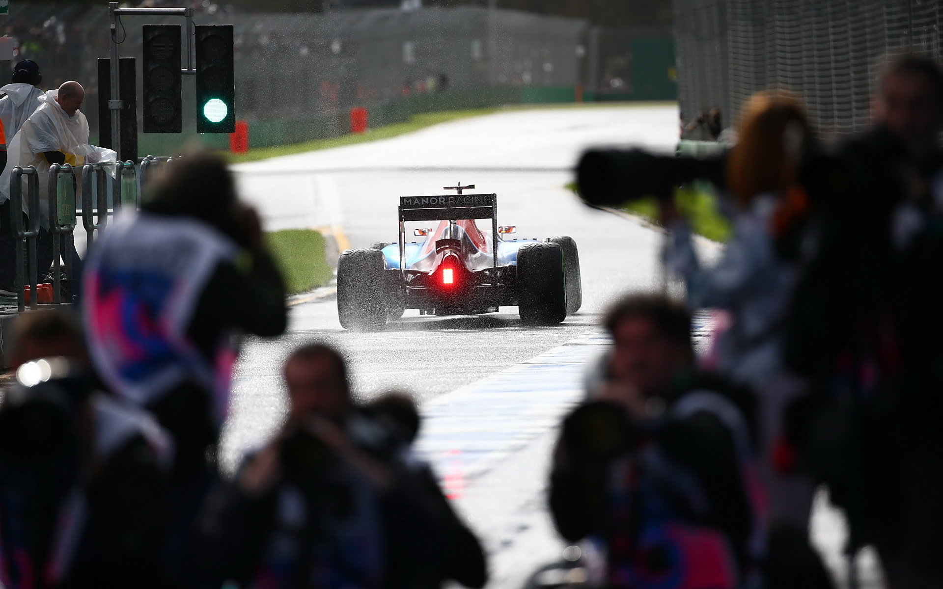 Manor vyjížýdí z pitlane při kvalifiikaci v Melbourne