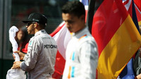 Pascal Wehrlein a Lewis Hamilton v Melbourne