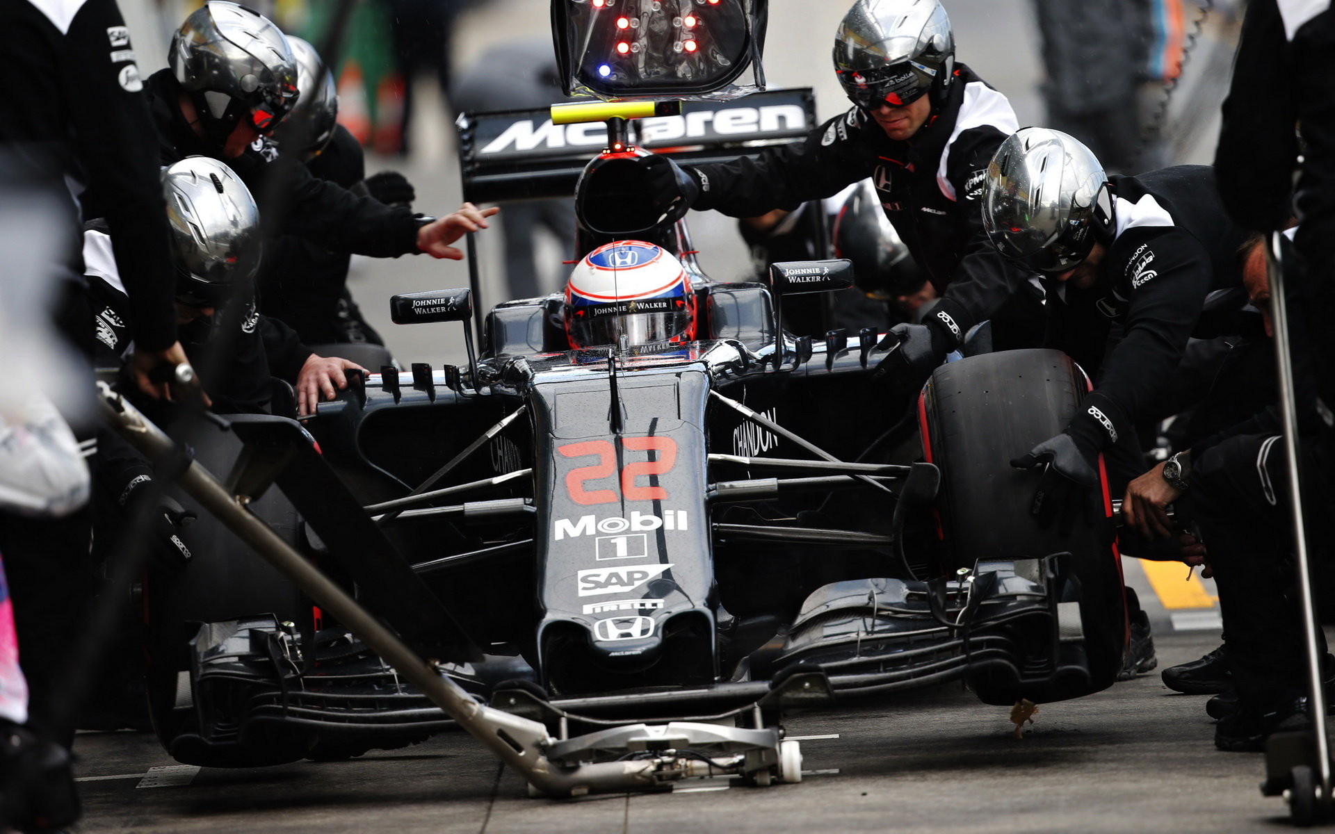 Jenson Button při pátečním tréninku v Melbourne