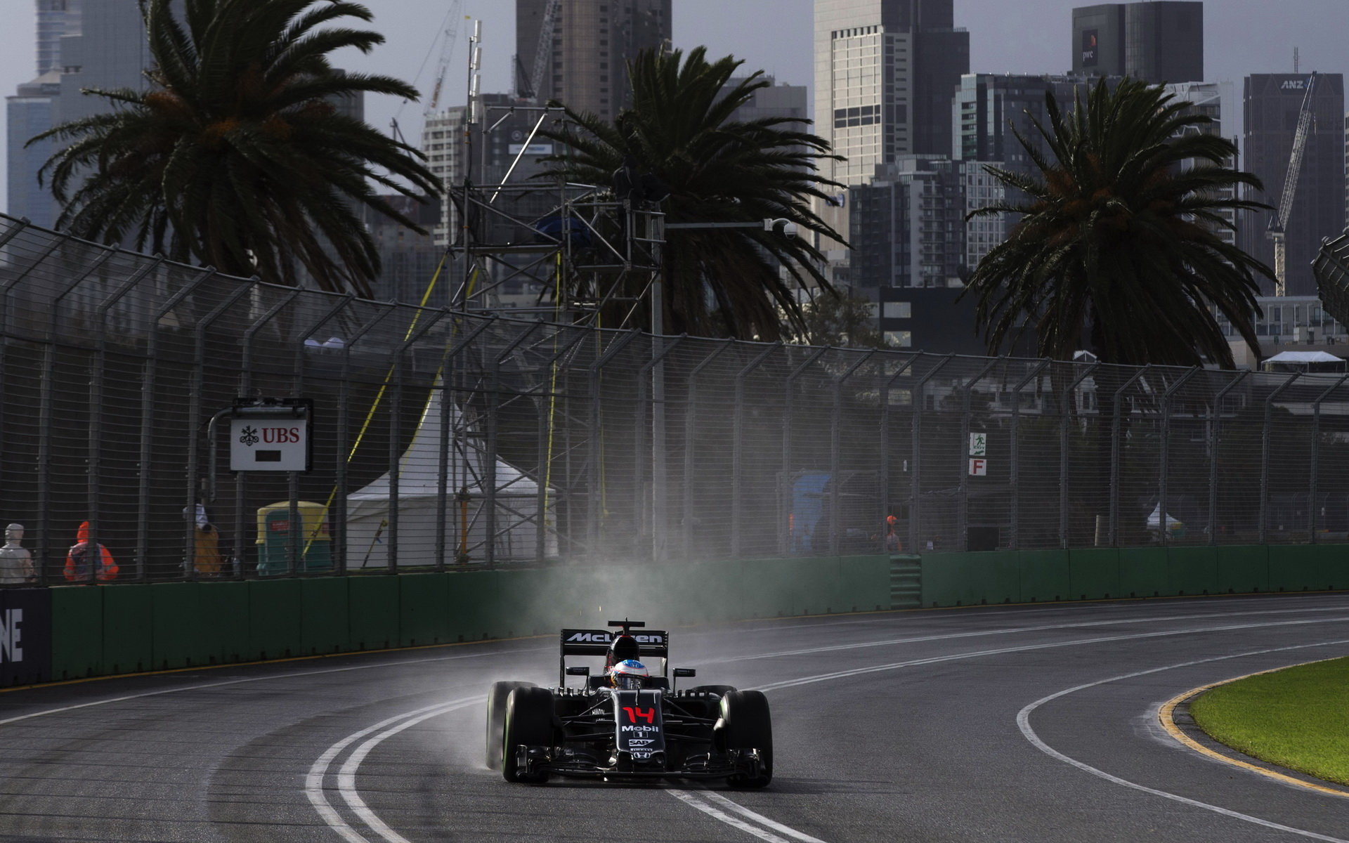 Fernando Alonso při pátečním tréninku v Melbourne