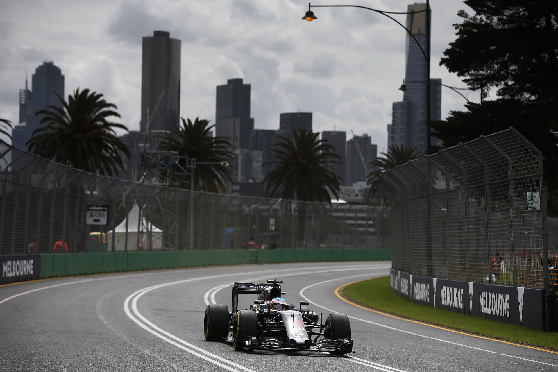 Fernando Alonso při sobotní kvalifikaci v Melbourne