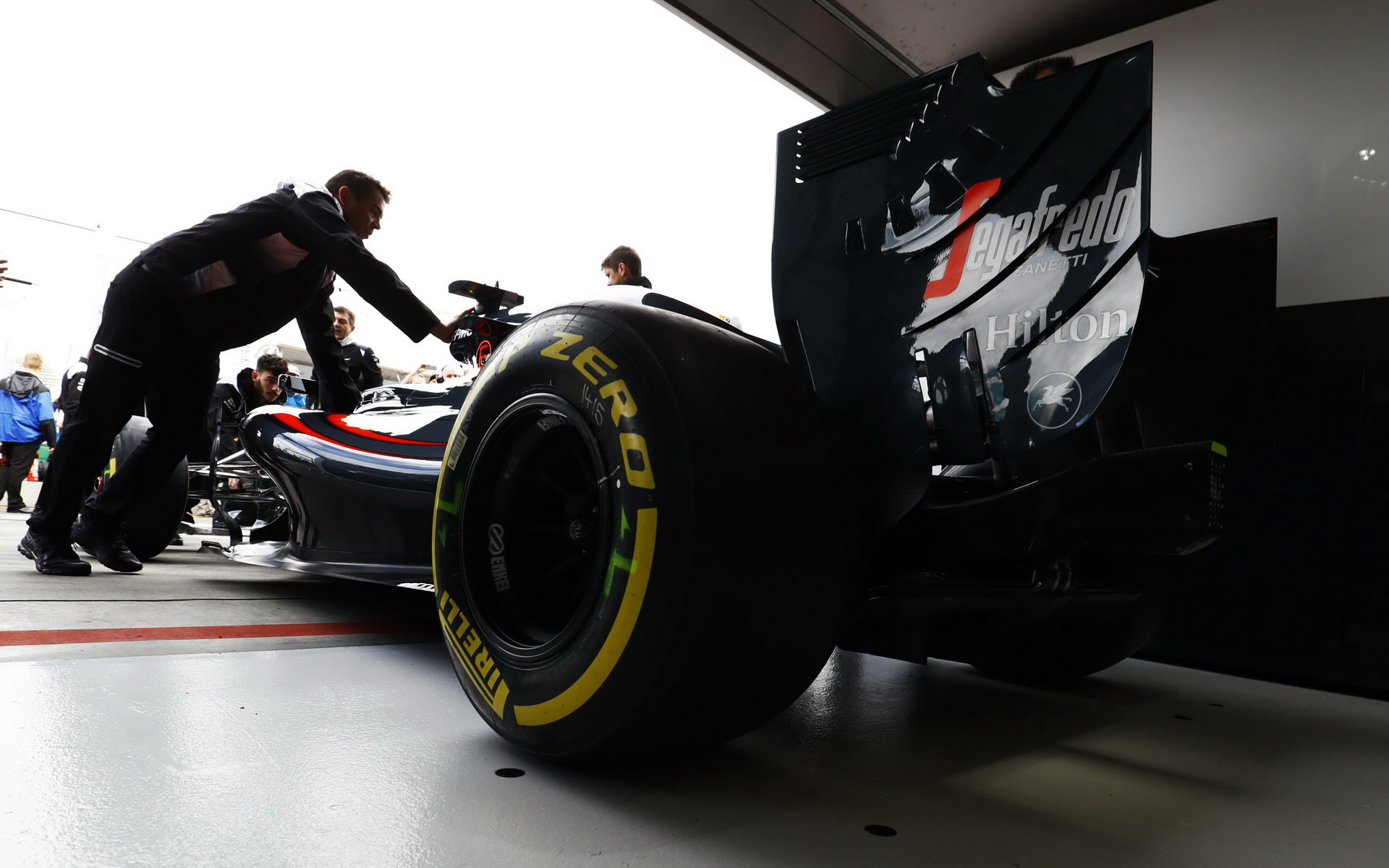 Fernando Alonso do boxů v Melbourne