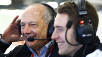 Ron Dennis a Stoffel Vandoorne v Melbourne