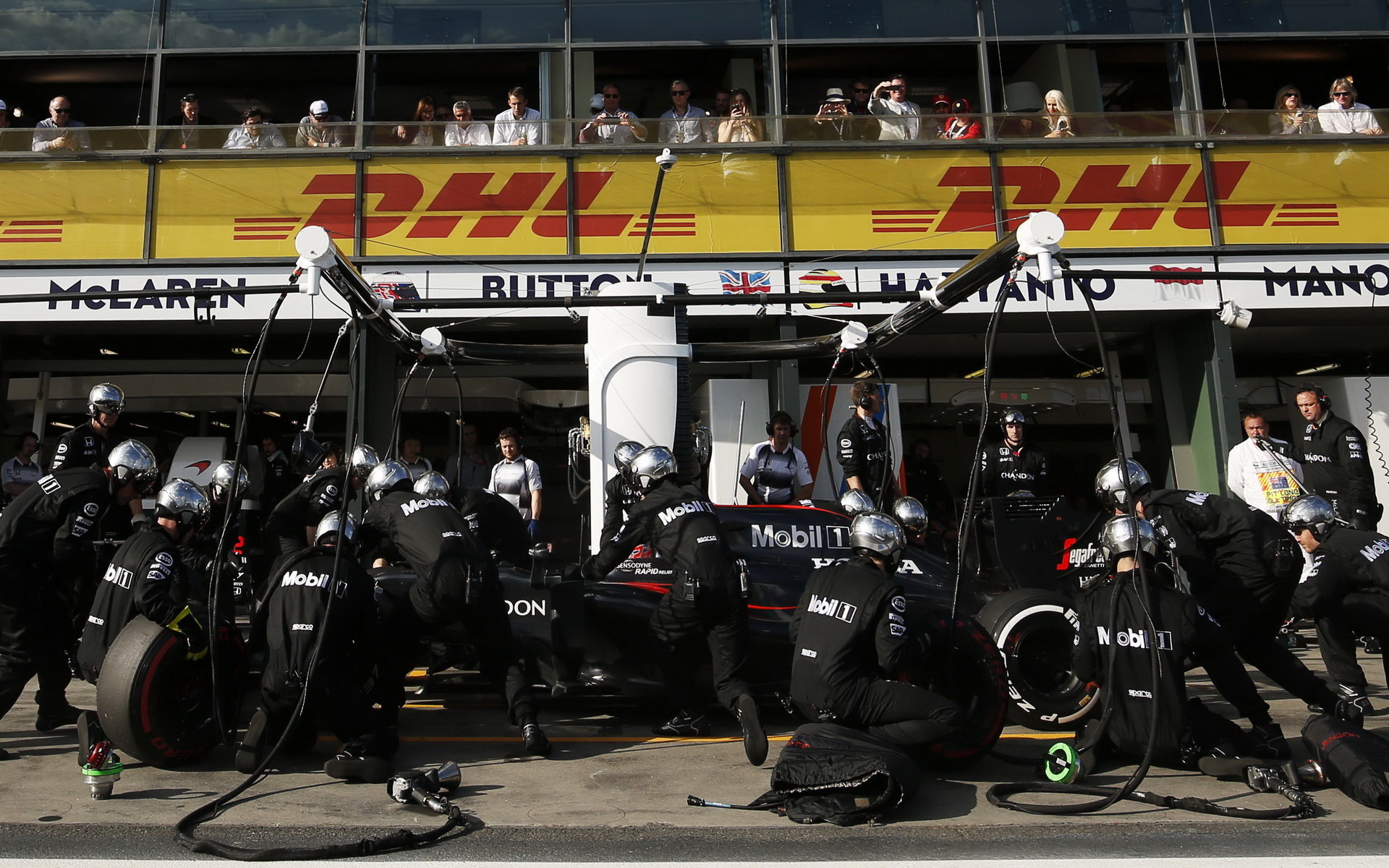 Jenson Button při výměně pneumatik v Melbourne