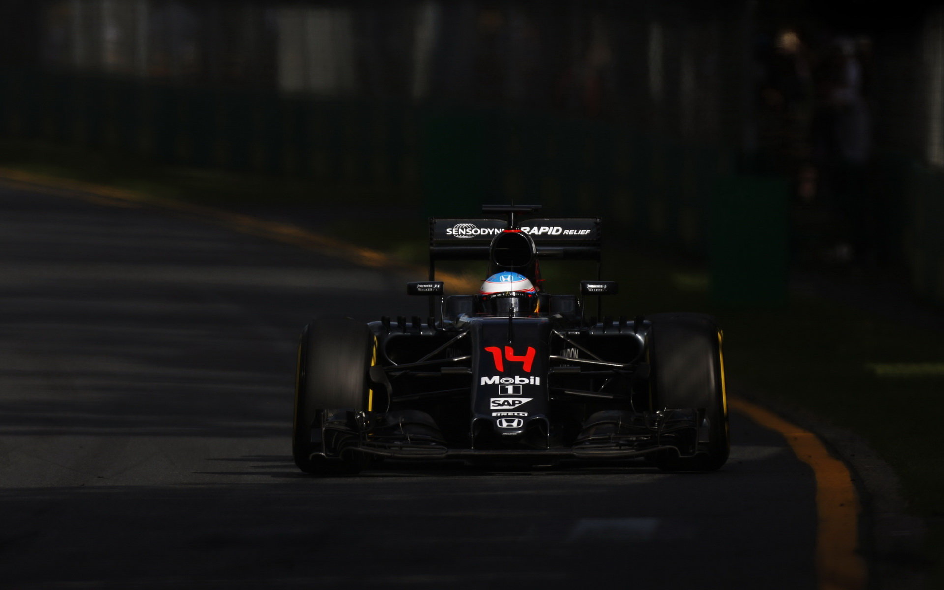 Fernanod Alonso při závodě v Melbourne