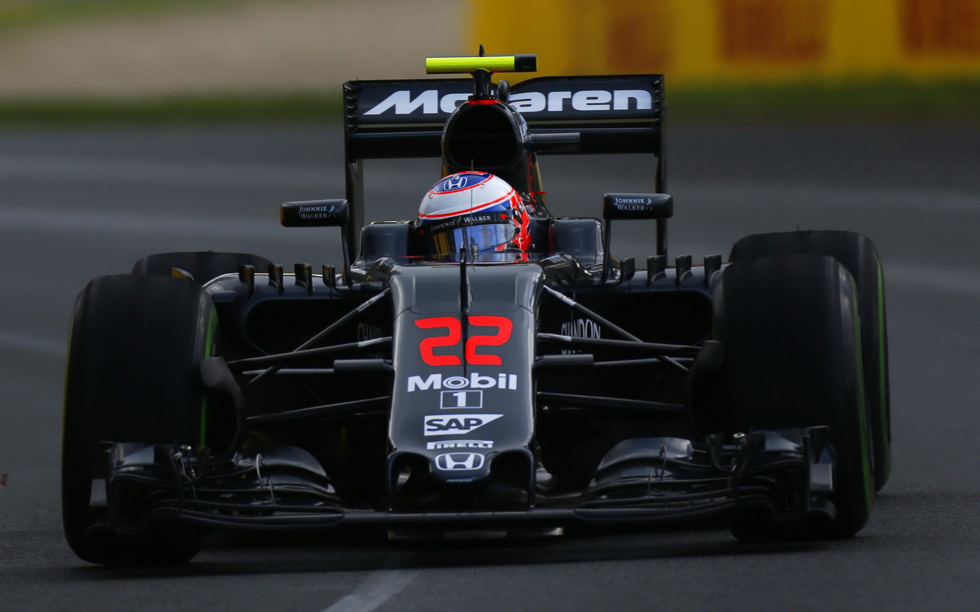 Jenson Button při tréninku v Melbourne