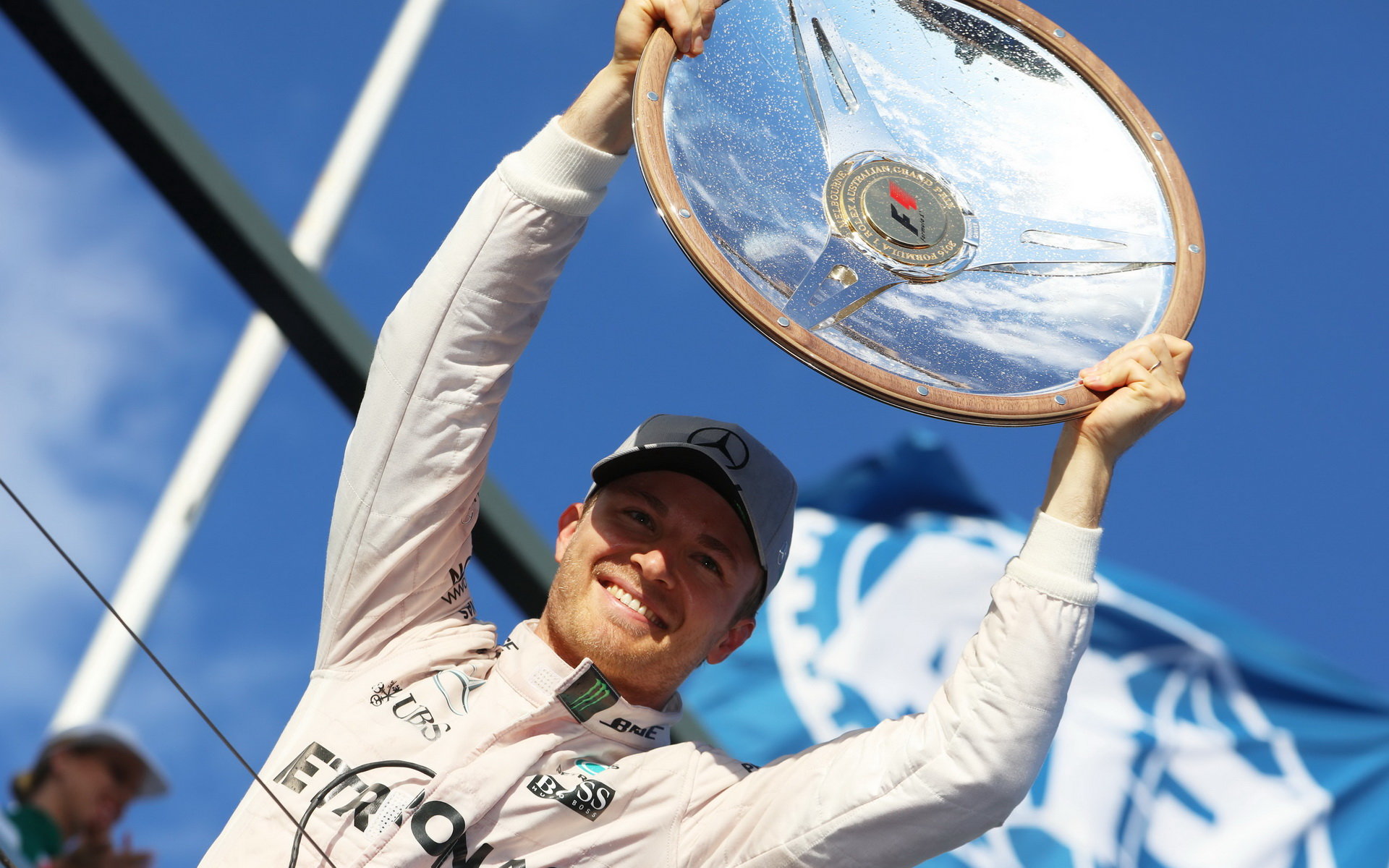 Nico Rosberg se raduje z trofeje za první místo v Melbourne