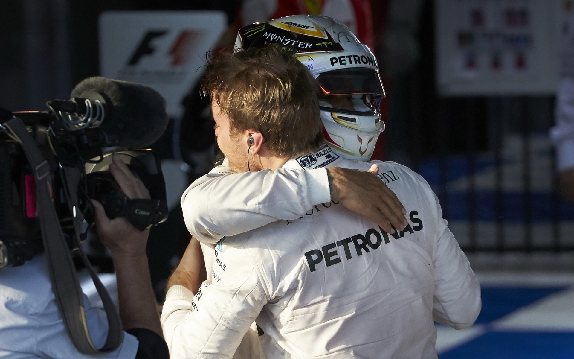 Nico Rosberg přijímá gratulace Lewise Hamiltona po závodě v Melbourne