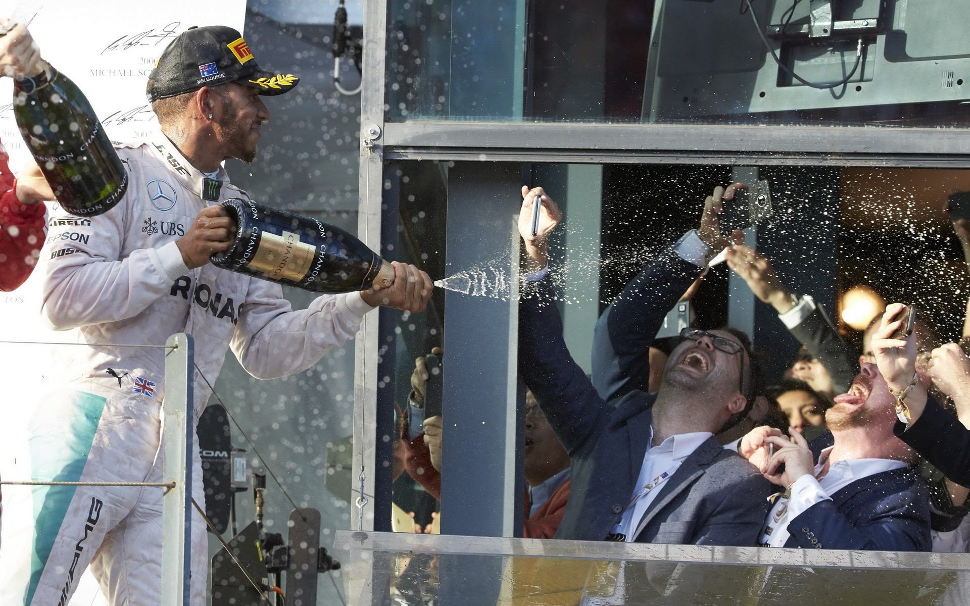 Lewis Hamilton a sprcha šampaňského v Melbourne