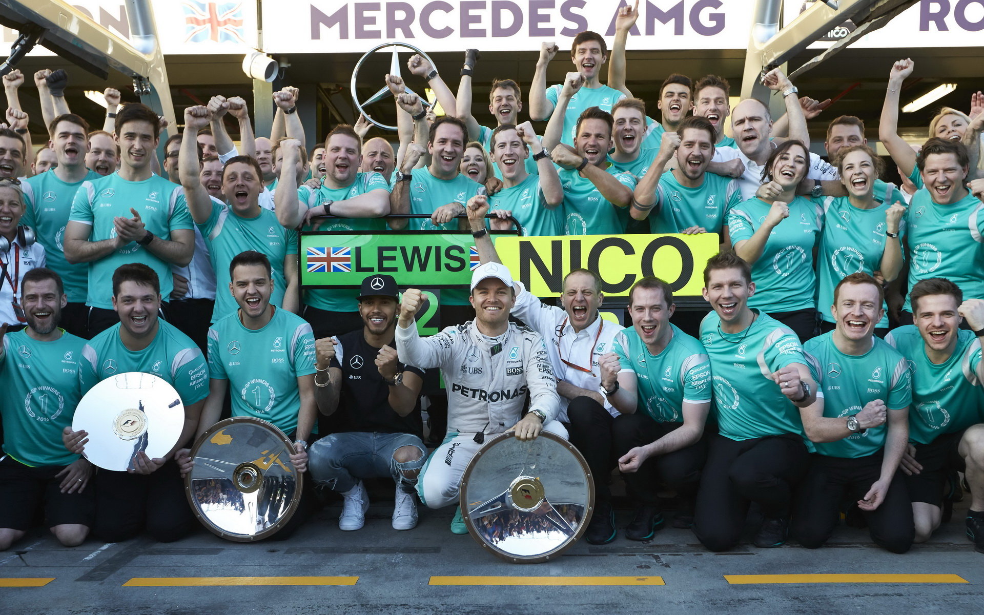 Radost týmu Mercedes z vítězství v Melbourne