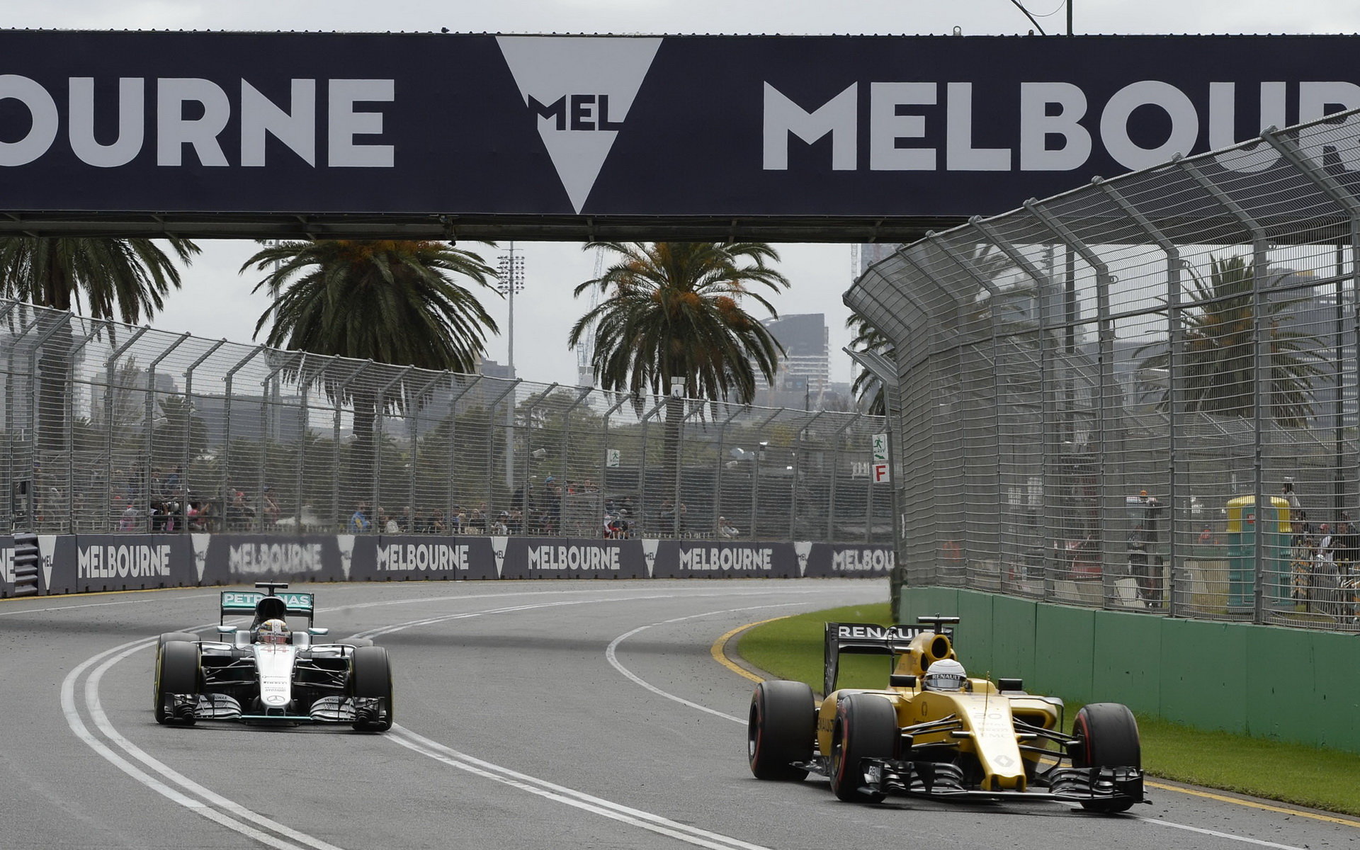 Kevin Magnussen a Lewis Hamilton při kvalifikaci v Melbourne