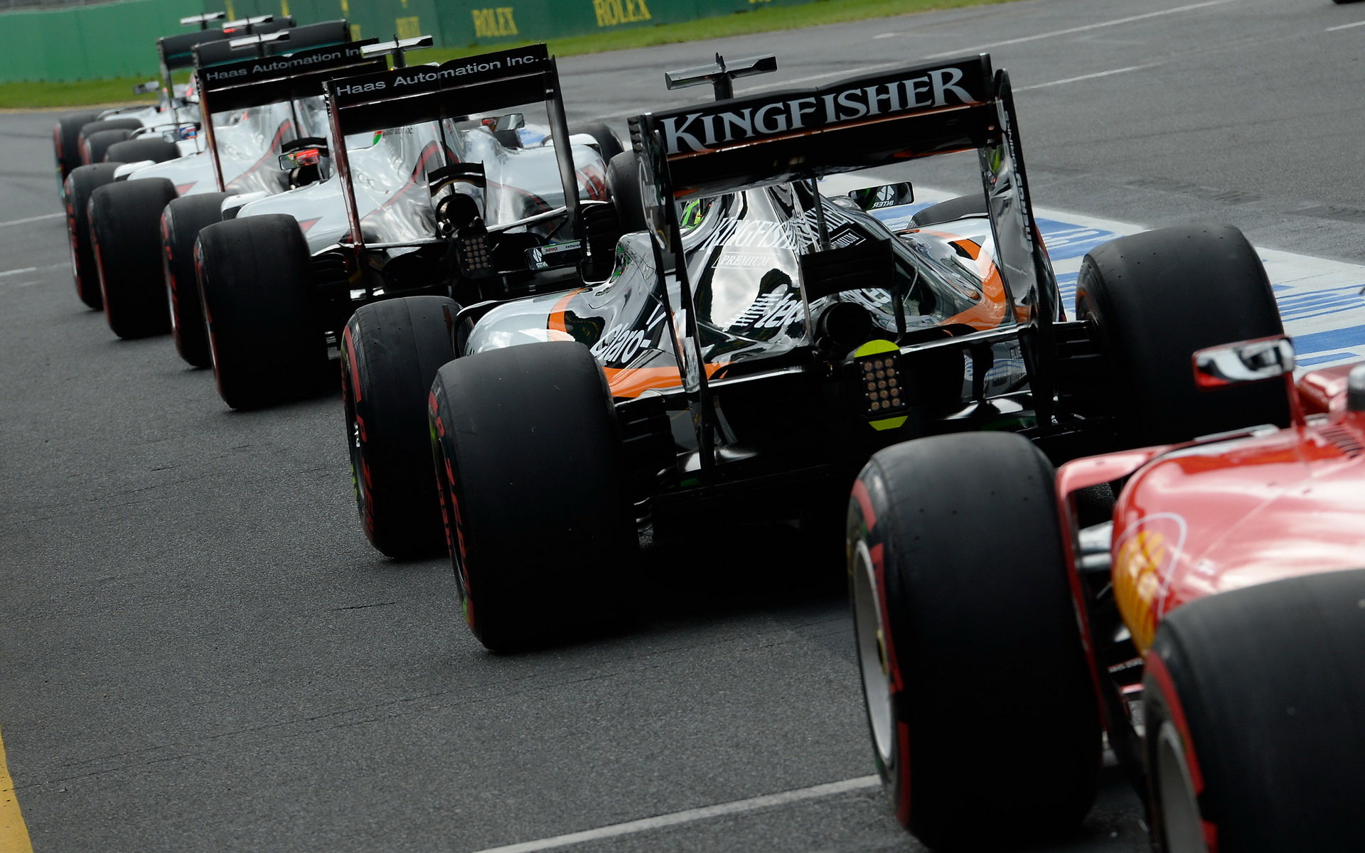 Vláček formulí v pitlane při kvalifikaci v Melbourne