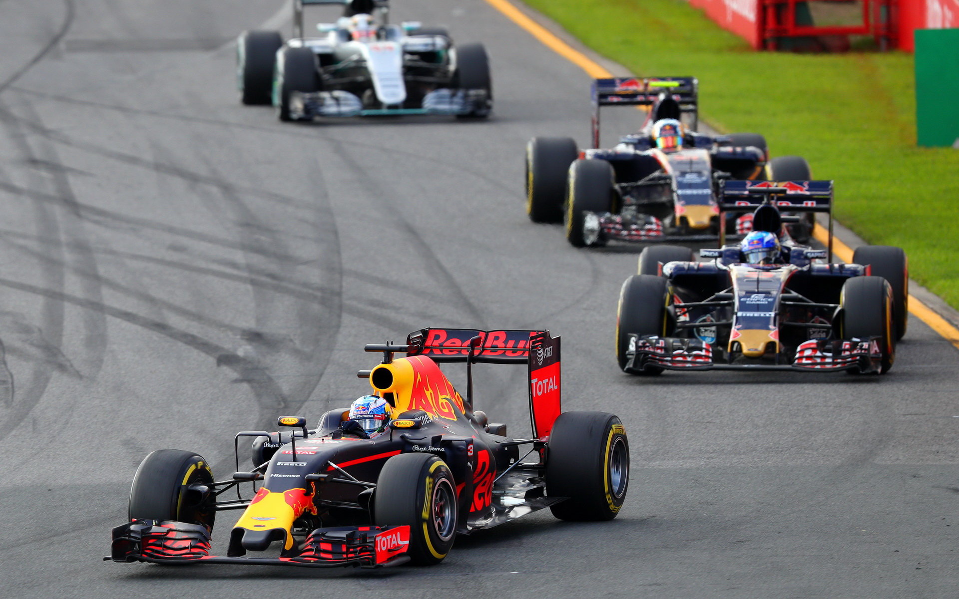 Ricciardo před mladíky s Toro Rosso, za kterými měl Red Bull v první části sezóny zaostávat
