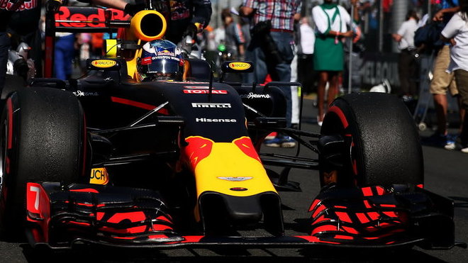 Daniel Ricciardo se chystá na startovní rošt při závodě v Melbourne